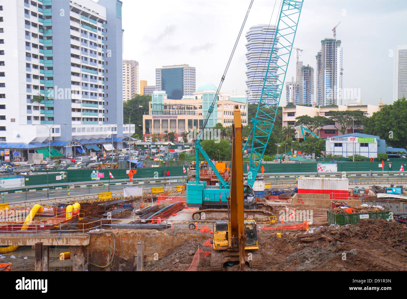 Singapore, Jalan Besar, stazione MRT di Rochor, treno della metropolitana,  trasporti pubblici, sotto costruzione di nuovi cantieri, skyline città,  skyscr Foto stock - Alamy