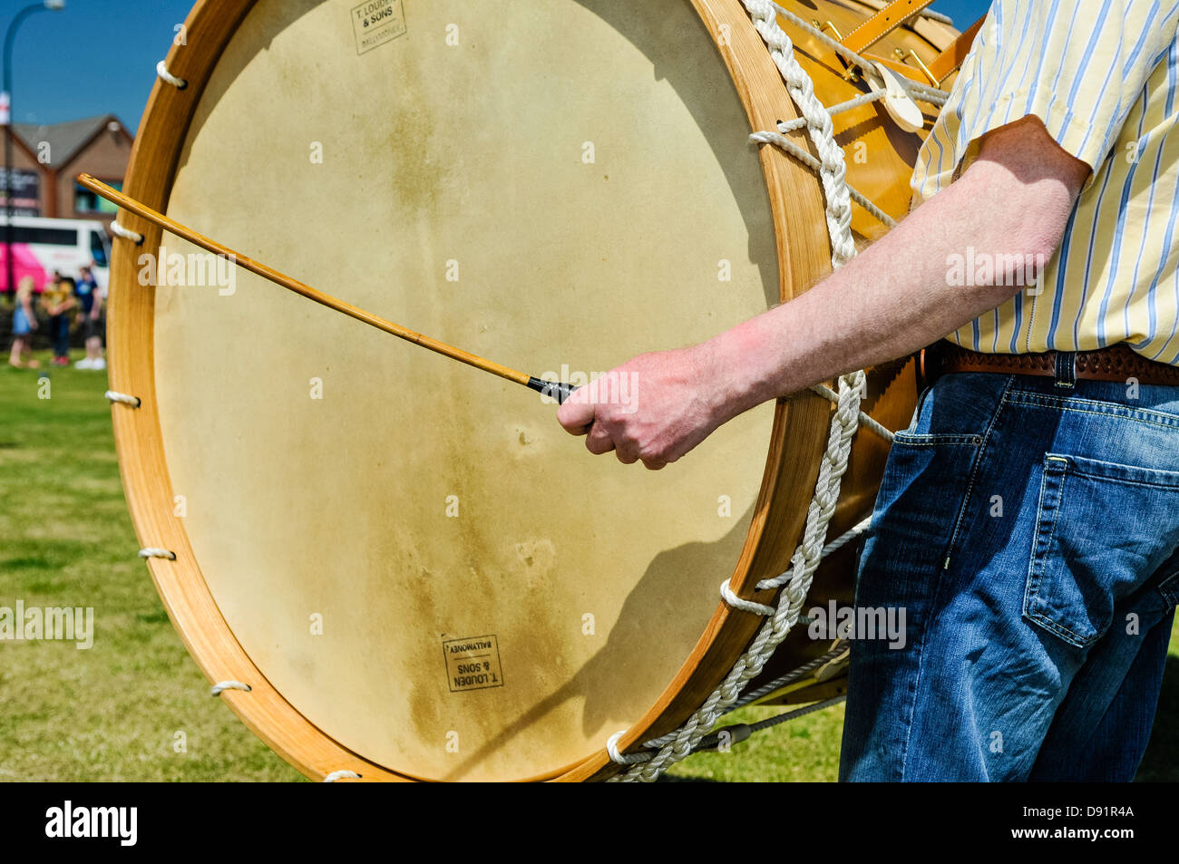 Un uomo svolge un tradizionale Irish Lambeg drum, comunemente associati con Ulster protestanti Foto Stock