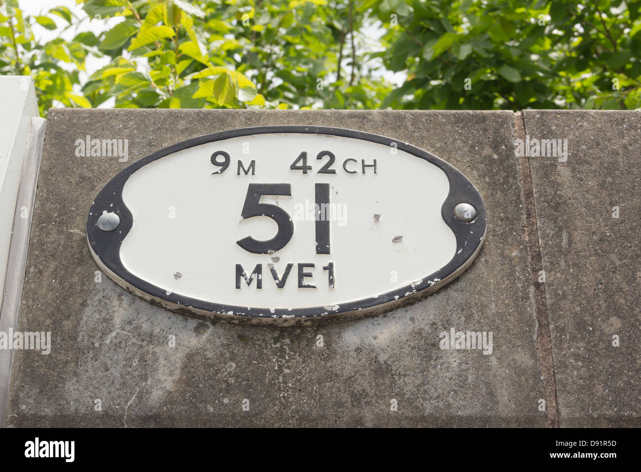 Ponte ferroviario di piastra di identificazione 51 MVE1, Green Lane, Bolton. La piastra indica la posizione del ponte. Foto Stock