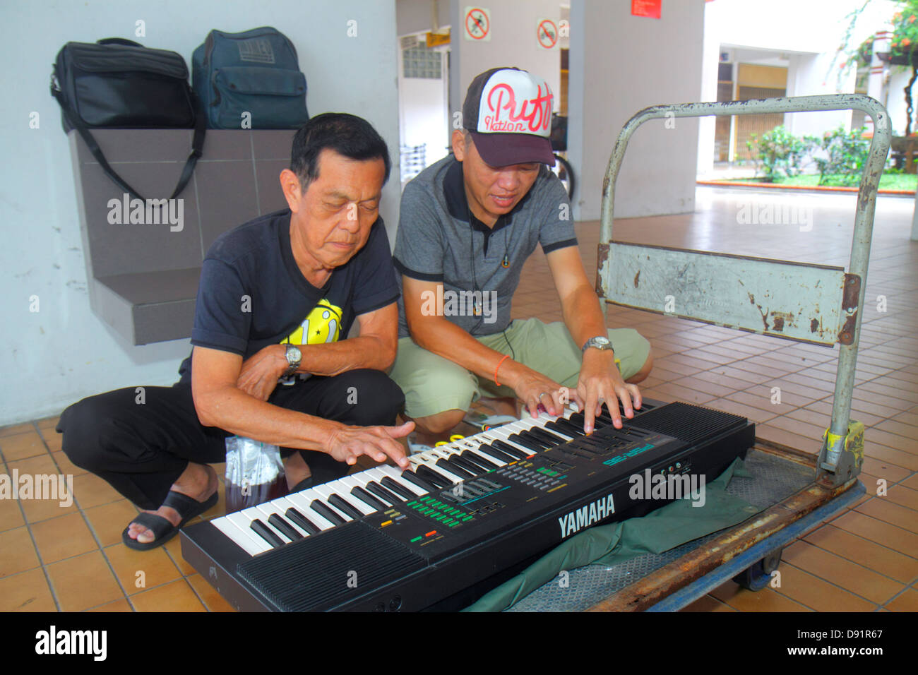Singapore Jalan Besar,uomo asiatico maschio,gioco,tastiera elettrica,Yamaha,duetto,musica,hobby,Sing130206009 Foto Stock