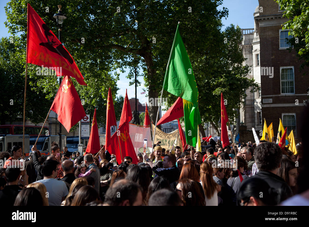 Londra, Regno Unito. Sabato 8 giugno 2013 un folto gruppo di dimostranti turchi si sono riuniti di fronte a Downing Street per mostrare il loro sostegno e solidarietà per le continue manifestazioni di protesta in Turchia. La protesta è successivamente spostata su Trafalgar Square. Credito: Nelson pereira/Alamy Live News Foto Stock