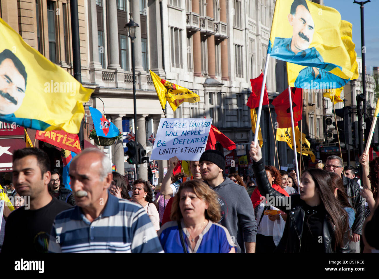 Londra, Regno Unito. Sabato 8 giugno 2013 un folto gruppo di dimostranti turchi si sono riuniti di fronte a Downing Street per mostrare il loro sostegno e solidarietà per le continue manifestazioni di protesta in Turchia. La protesta è successivamente spostata su Trafalgar Square. Credito: Nelson pereira/Alamy Live News Foto Stock