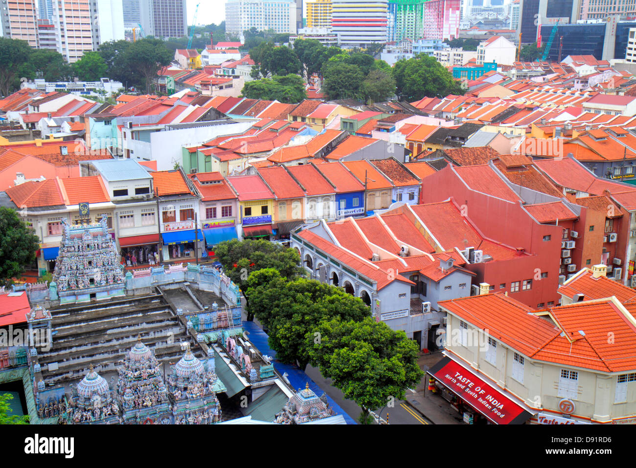 Singapore Little India, vista aerea dall'alto, Sri Veeramakaliamman Tempio, Hindu, bindi, due piani, storia, negozi, shophouse, mattonelle di argilla rossa roo Foto Stock