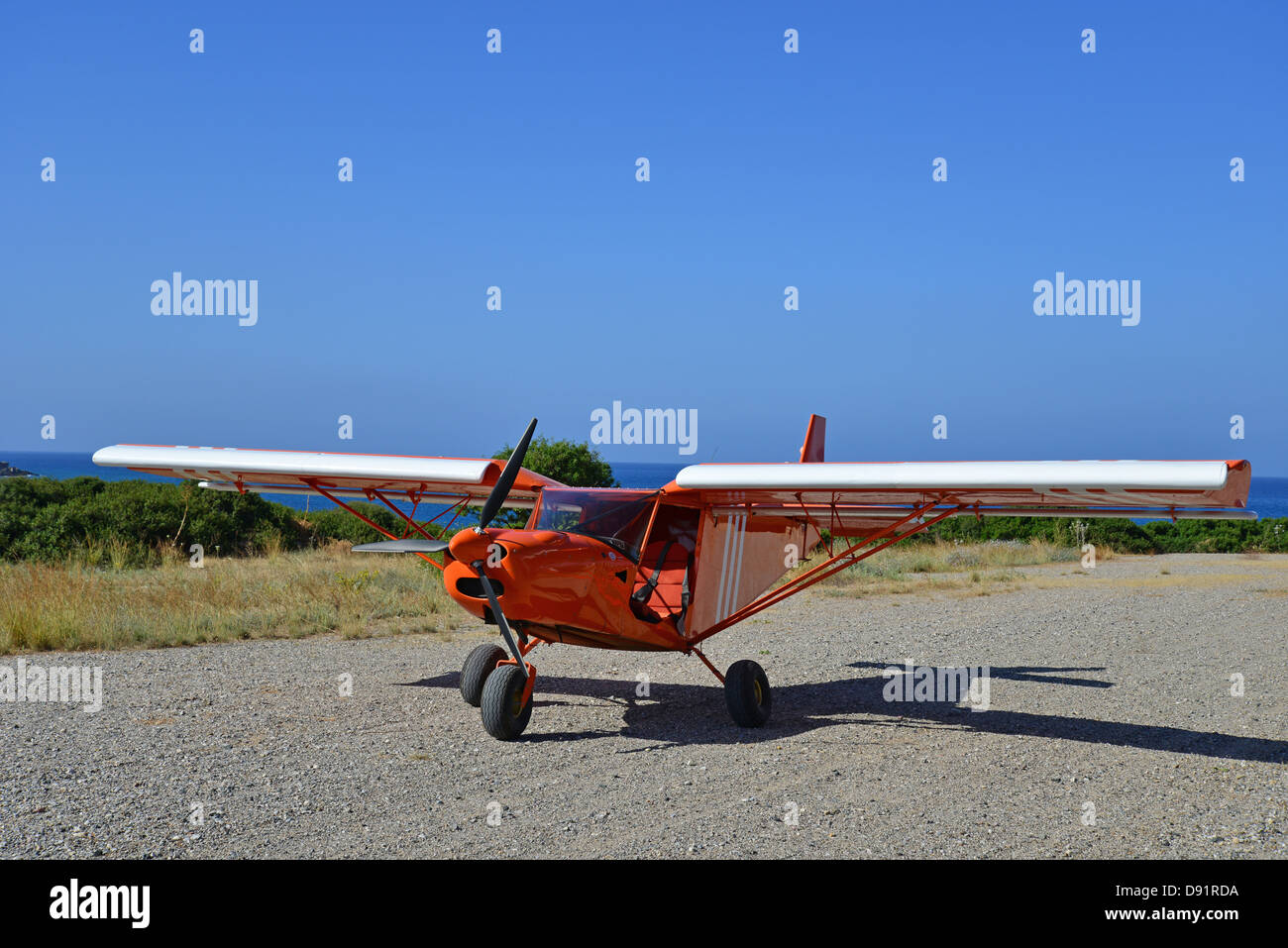 Luce aereo turistico la tassazione sulla pista, Pefkos, Rodi (Rodi), del Dodecaneso, Egeo Meridionale Regione, Grecia Foto Stock
