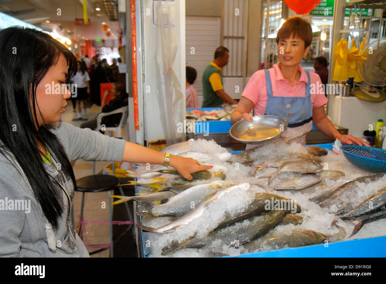 Singapore,Little India,Serangoon Road,Tekka Food Center & shopping shopper shopping shopping negozi di mercato mercati di mercato di acquisto di vendita, Retail st Foto Stock