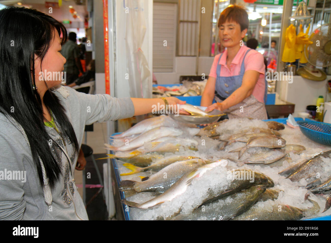 Singapore,Little India,Serangoon Road,Tekka Food Center & shopping shopper shopping shopping negozi di mercato mercati di mercato di acquisto di vendita, Retail st Foto Stock