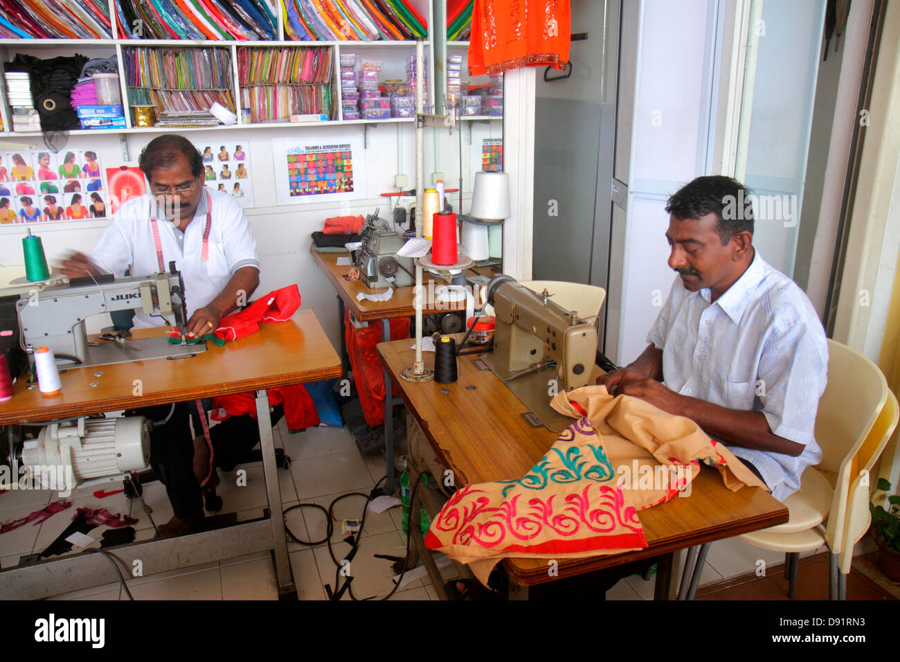 Singapore,Little India,Serangoon Road,Tekka Food Center & shopping shopper acquirenti negozi di mercato mercati di mercato di acquisto di vendita, negozio al dettaglio Foto Stock