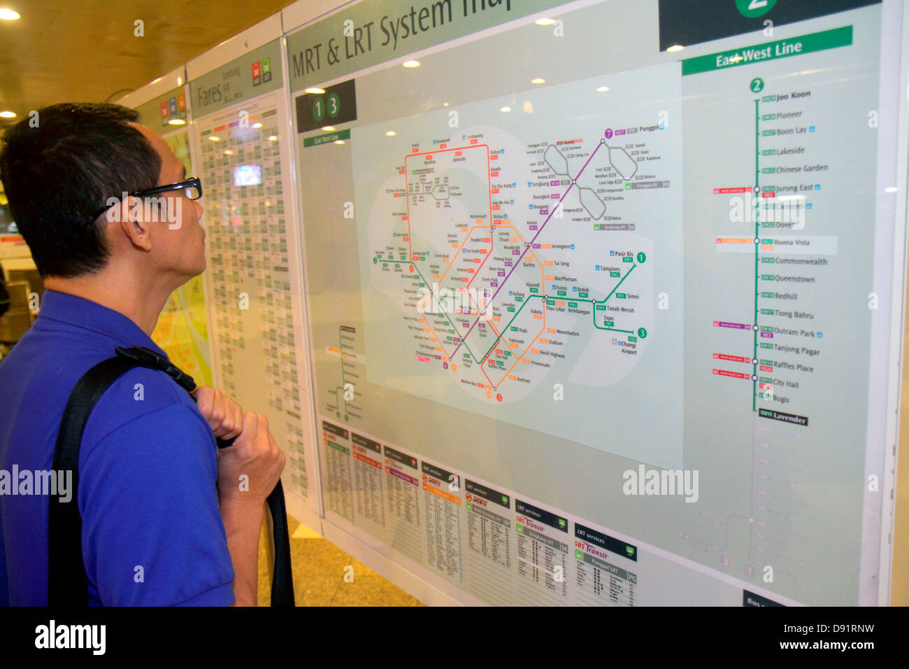 Singapore Lavender MRT Station, East West Line, treno della metropolitana, cavalieri, pendolari, uomo asiatico maschile, guardando, sistema autostrada Route map, Sing130206055 Foto Stock