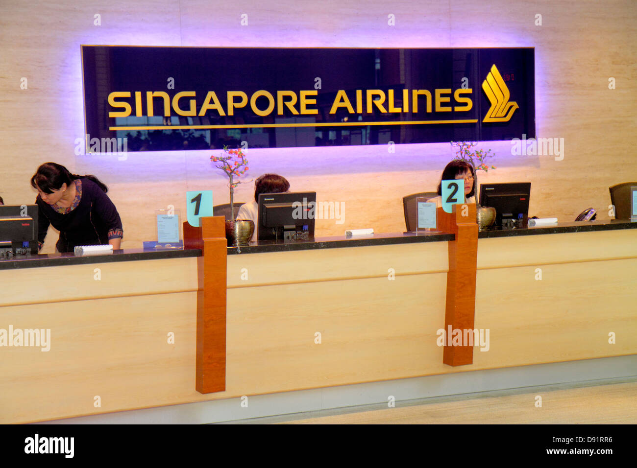 Singapore Changi International Airport,SIN,terminal,donne asiatiche,Singapore Airlines,servizio clienti,banco,Sing130206063 Foto Stock