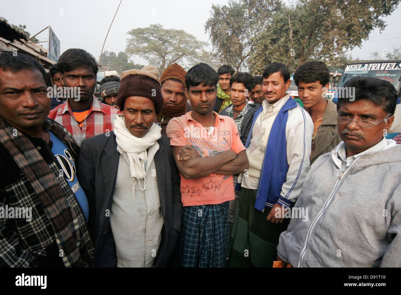 Un gruppo di uomini del Bangladesh cercando nella fotocamera, Bangladesh Foto Stock