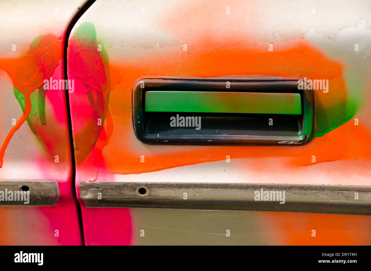 Maniglia della porta di una vecchia auto dipinte in colori psichedelici Foto Stock