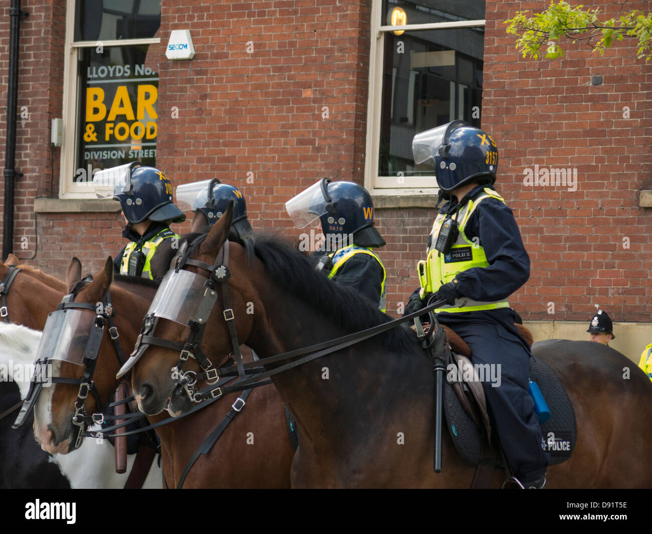 La polizia in tenuta da sommossa a cavallo durante l'EDL marcia di protesta nel centro della città di Sheffield South Yorkshire Foto Stock