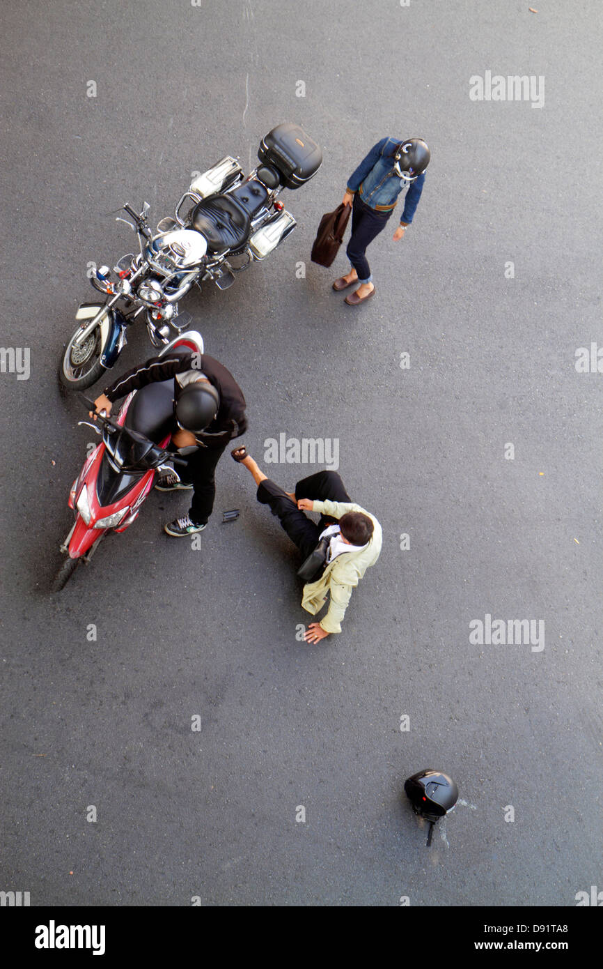 Bangkok Thailandia, Thai, Pathum WAN, Phaya Thai Road, incidente, incidente, moto, scooter a motore, Skywalk, vista, vista dall'alto, vista aerea dall'alto, Asian m Foto Stock