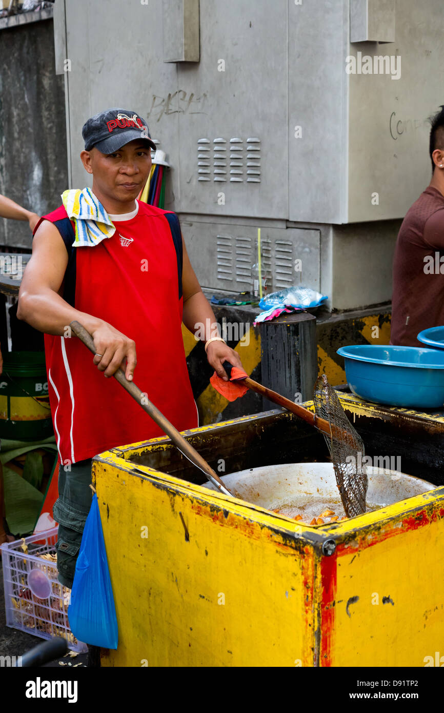 Venditore di cibo in strada a Manila nelle Filippine Foto Stock