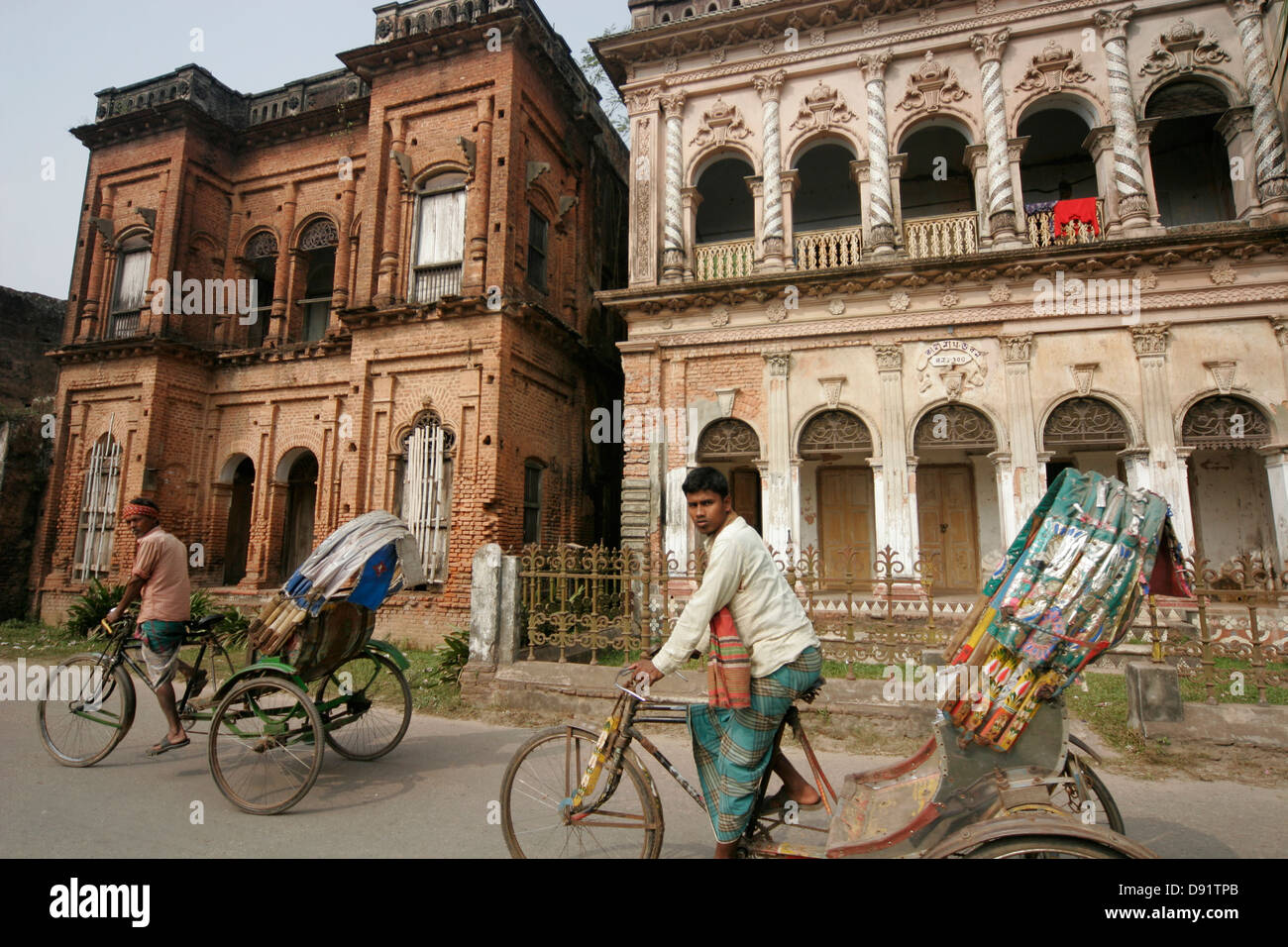 Rickshaws sulla strada di una volta-elegante cittadina di Painam Nagar, Sonargaon, divisione di Dhaka, Bangladesh Foto Stock