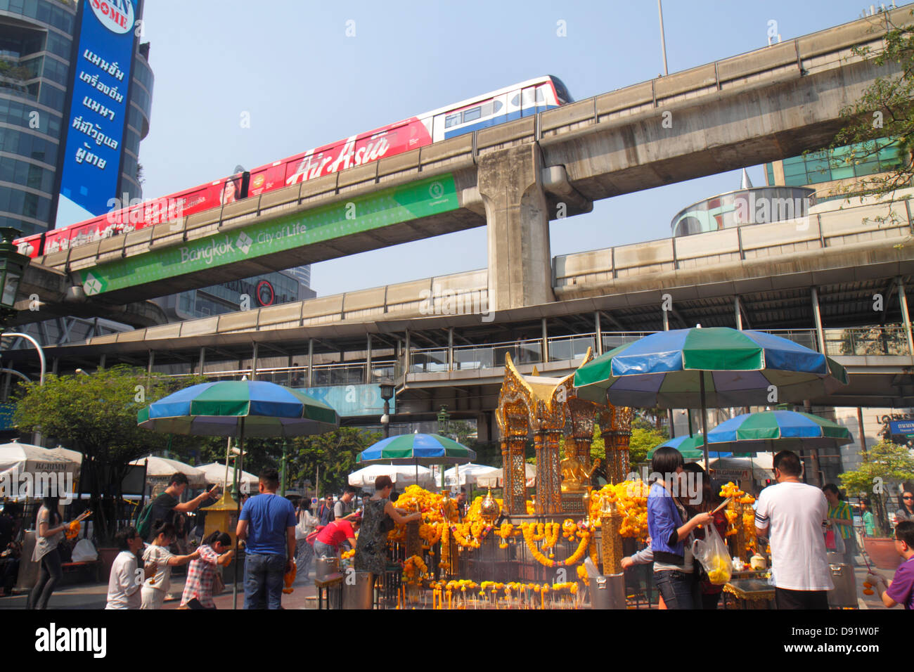 Thailandia,Thai,Bangkok,Pathum WAN,Ratchadamri,CentralWorld Plaza,Santuario di Erawan,Hindu,bindi,statua,Phra Phrom,Brahma,religione,religiosa,Bangkok Mass tra Foto Stock