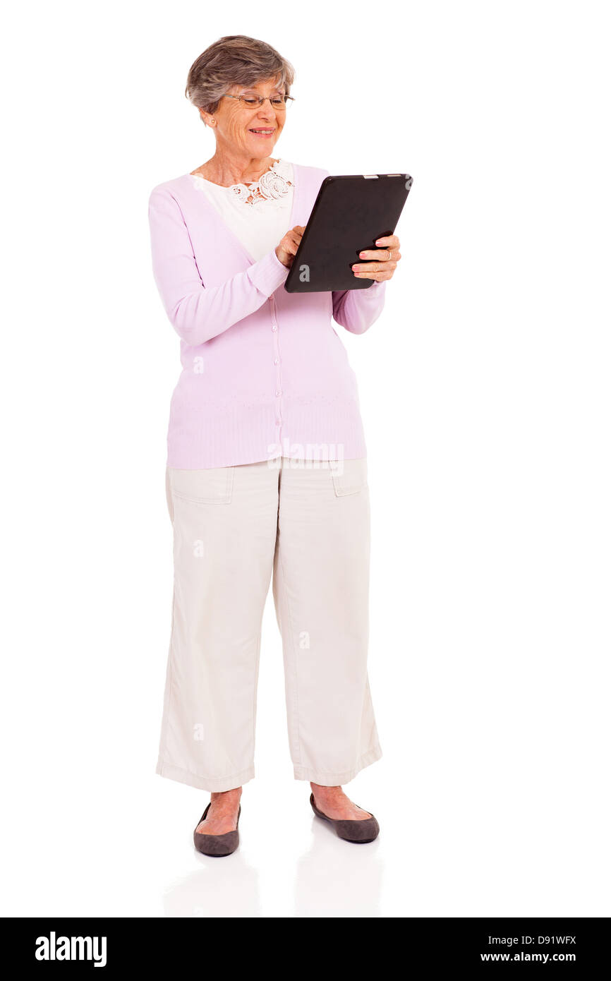 Felice donna senior utilizzando computer tablet isolato su bianco Foto Stock