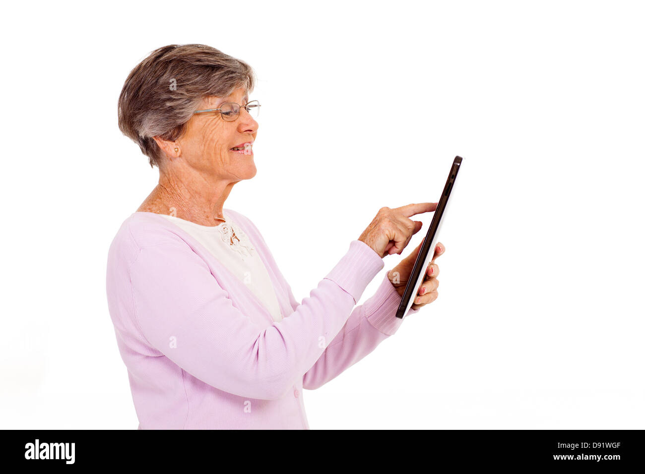Senior donna utilizzando computer tablet isolato su bianco Foto Stock