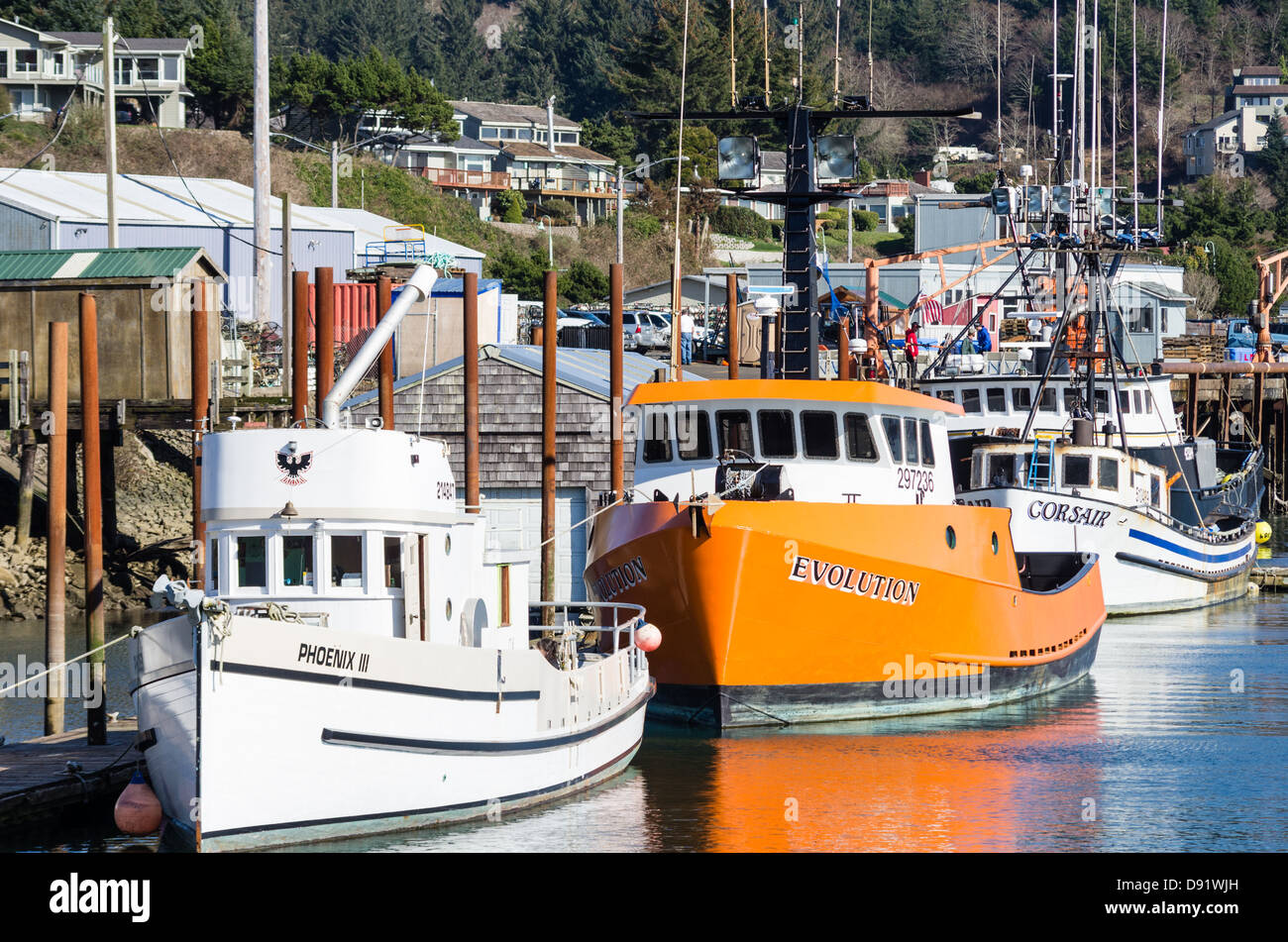 Newport Oregon negli Stati Uniti. Newport Harbor è la casa di una flotta peschereccia commerciale come pure molte navi privato Foto Stock