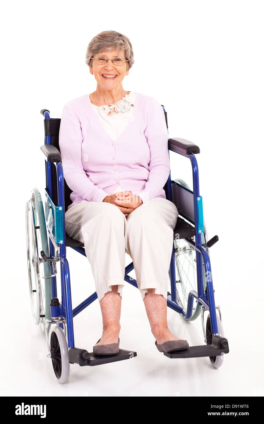 Felice anziani donna seduta su una sedia a rotelle isolato su bianco Foto Stock