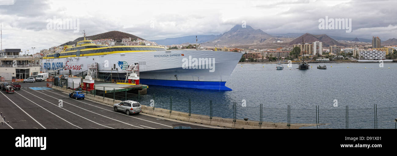 Fred Olsen trimarano caricamento al porto dei traghetti a Los Cristianos town, Sud di Tenerife, Isole Canarie Spagna Foto Stock
