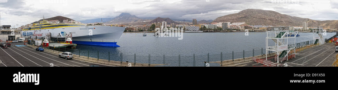 Fred Olsen trimarano caricamento al porto dei traghetti a Los Cristianos town, Sud di Tenerife, Isole Canarie Spagna Foto Stock
