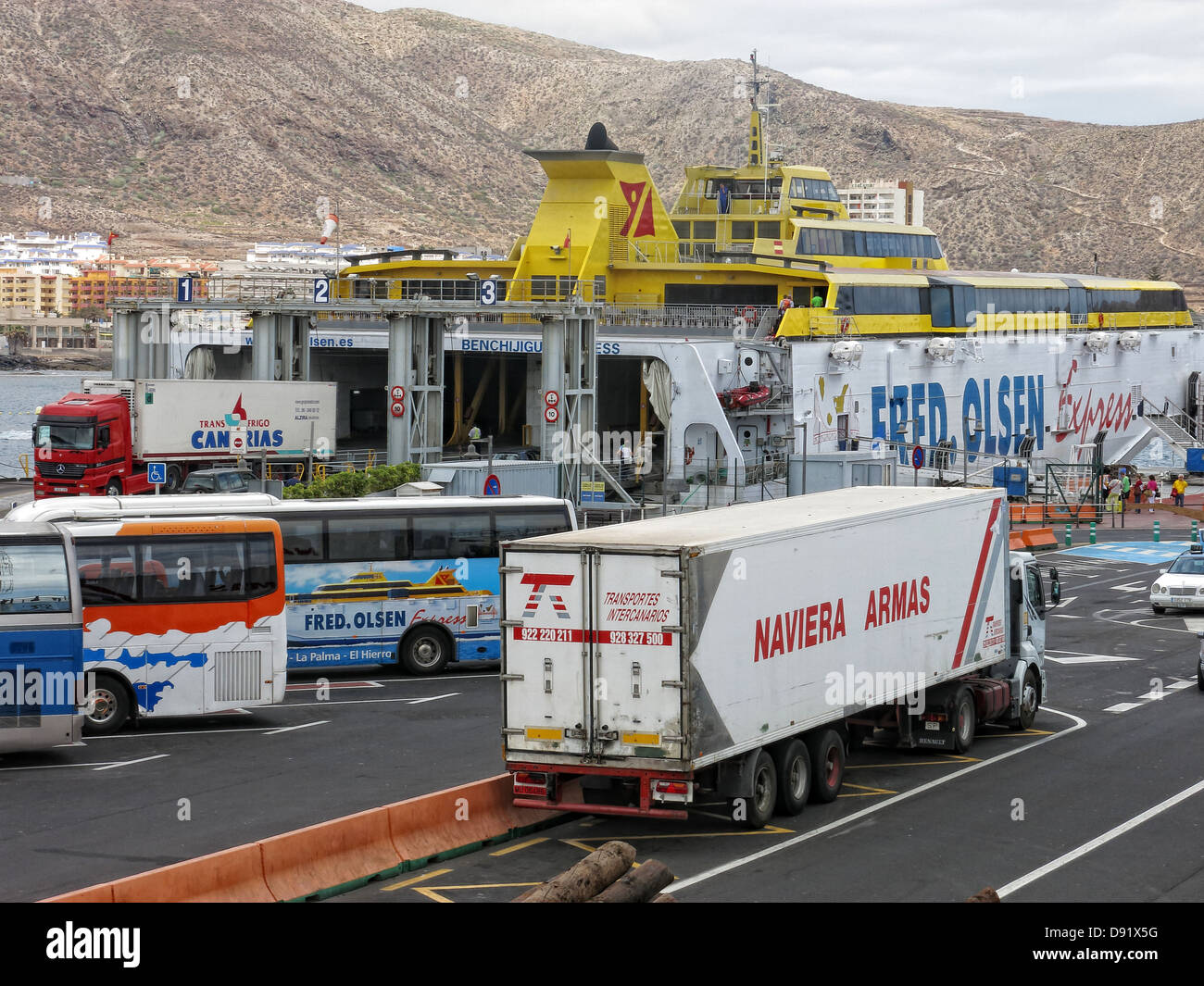 Fred Olsen trimarano caricamento al porto dei traghetti a Los Cristianos town, Sud di Tenerife, Isole Canarie Spagna Foto Stock