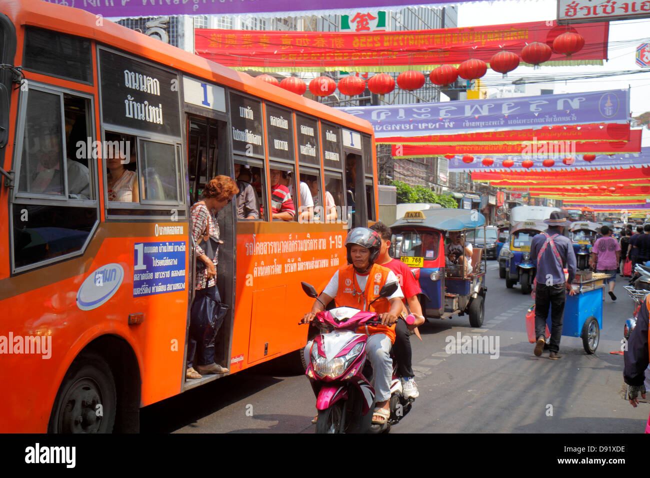 Bangkok Thailandia, Thai, Samphanthawong, Chinatown, Yaowarat Road, traffico, taxi, auto risciò, tuk-tuk, sam-lor, autobus, pullman, taxi, taxi, taxi, autobus, pullman, moto Foto Stock