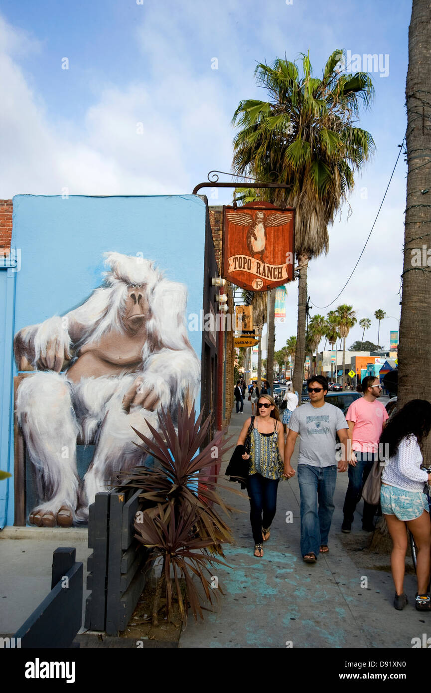 Gente che cammina su Abbot Kinney Blvd. A Venice Beach, Los Angeles, CA. Foto Stock