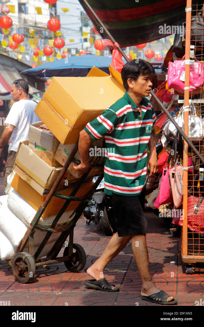 Bangkok Thailandia,Thai,Samphanthawong,Chinatown,Mangkon,shopping shopper shopping shopping negozi mercato mercati di mercato di acquisto di vendita, negozio di vendita al dettaglio sto Foto Stock