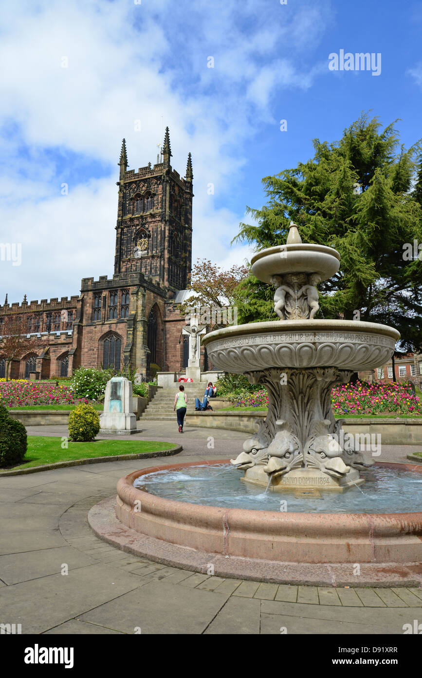 La Chiesa di San Pietro e Giardini, Wolverhampton, West Midlands, England, Regno Unito Foto Stock