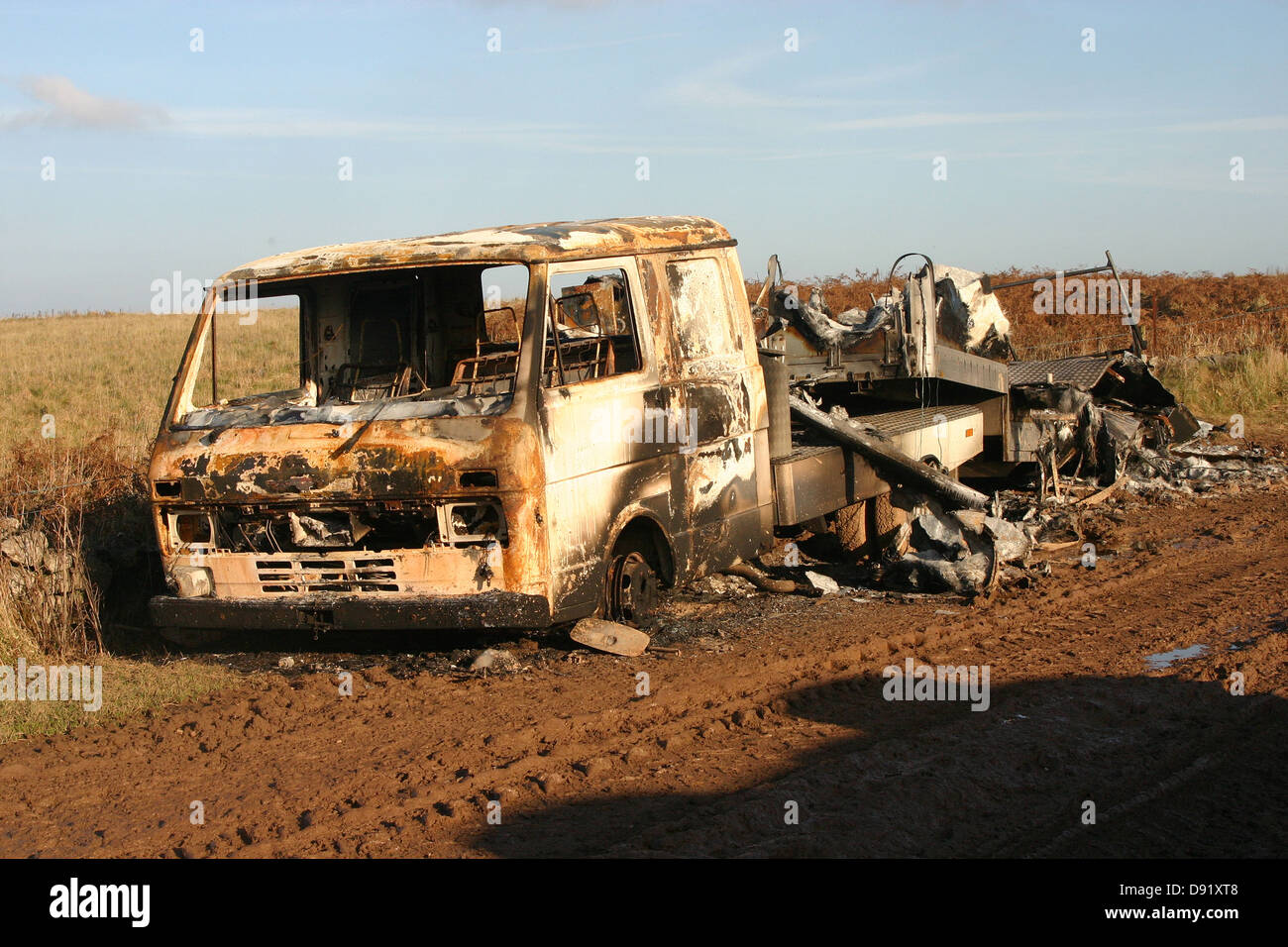 I resti di un bruciata carrello su un territorio rurale back road, il carrello era stato convertito in un camper. Dicembre 2004 Foto Stock