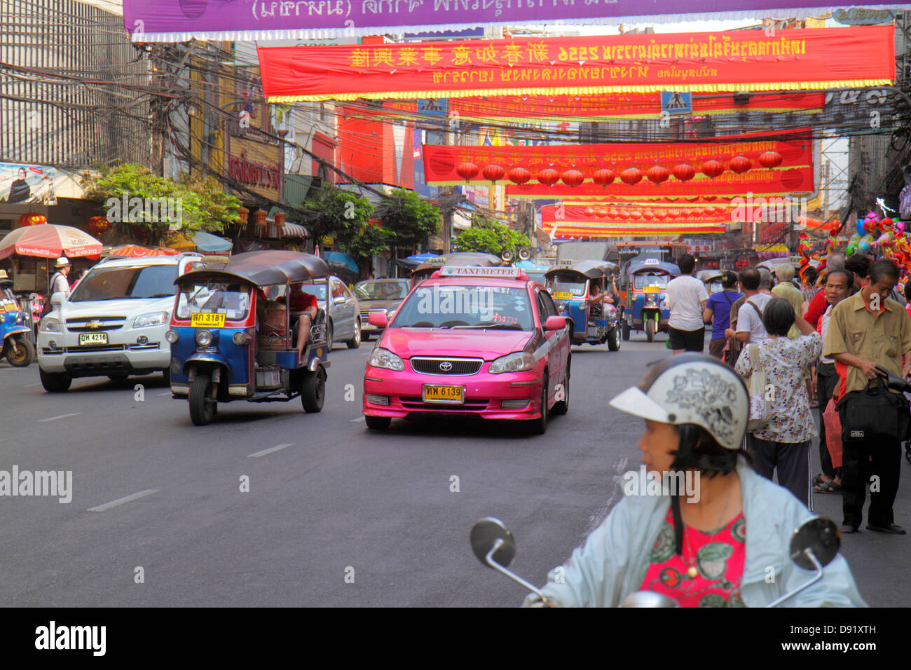 Bangkok Thailandia, Thai, Samphanthawong, Chinatown, Yaowarat Road, traffico, taxi, auto risciò, tuk-tuk, sam-lor, autobus, pullman, taxi, taxi, taxi, autobus, pullman, moto Foto Stock