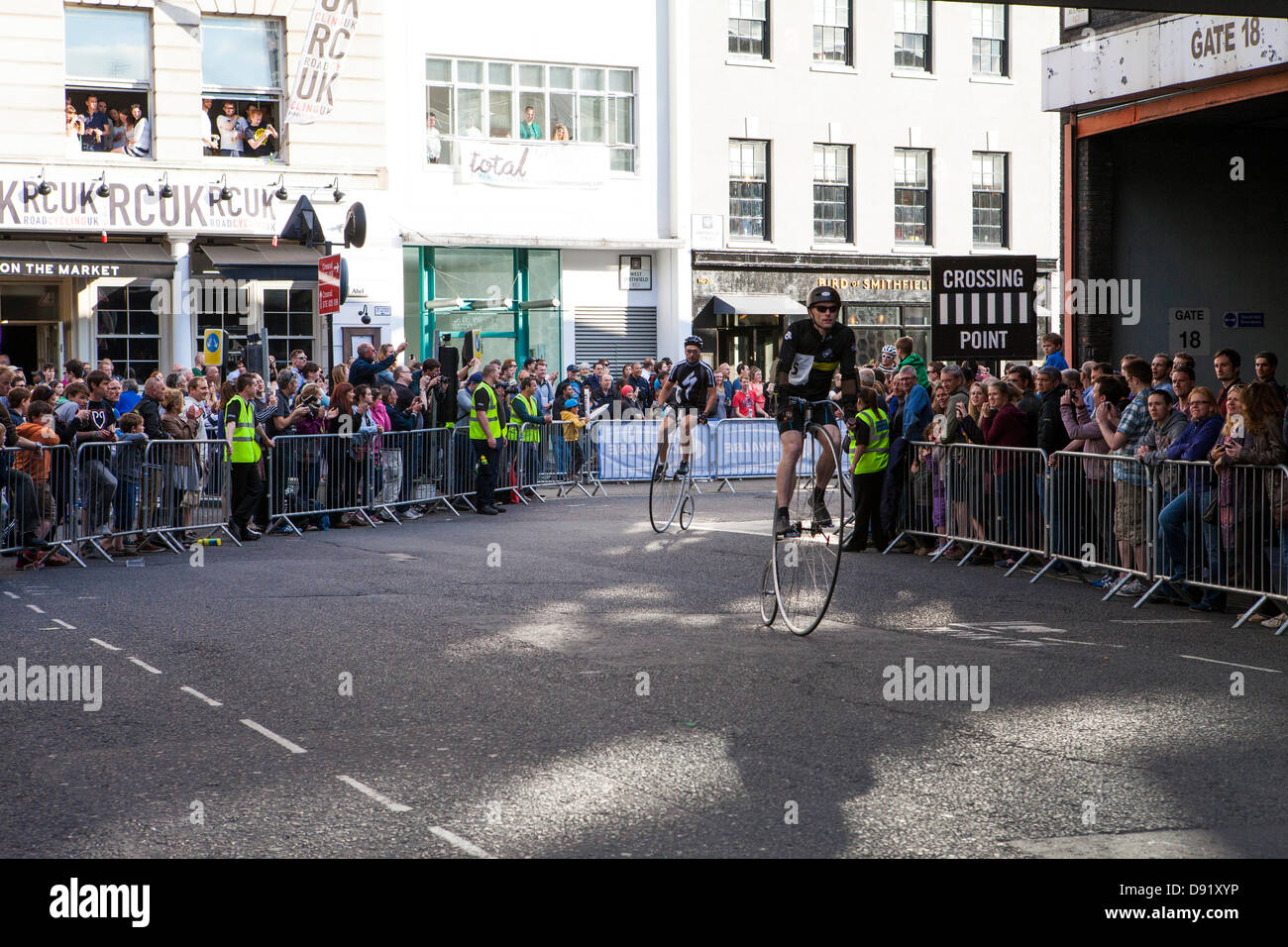 Londra, Regno Unito. Sabato 8 Giugno 2013 - IG London Nocturne a Smithfield il mercato, città di Londra. L'IG London Nocturne è famosa per la combinazione di ciclismo elite racing con bizzarre, eventi divertenti come la bicicletta pieghevole in gara, il Penny Farthing gara e il 'più lungo Skid' concorrenza. Foto della città di IG Criterium e Brooks Penny Farthing gare. Credito: Vitor Da Silva/Alamy Live News Foto Stock