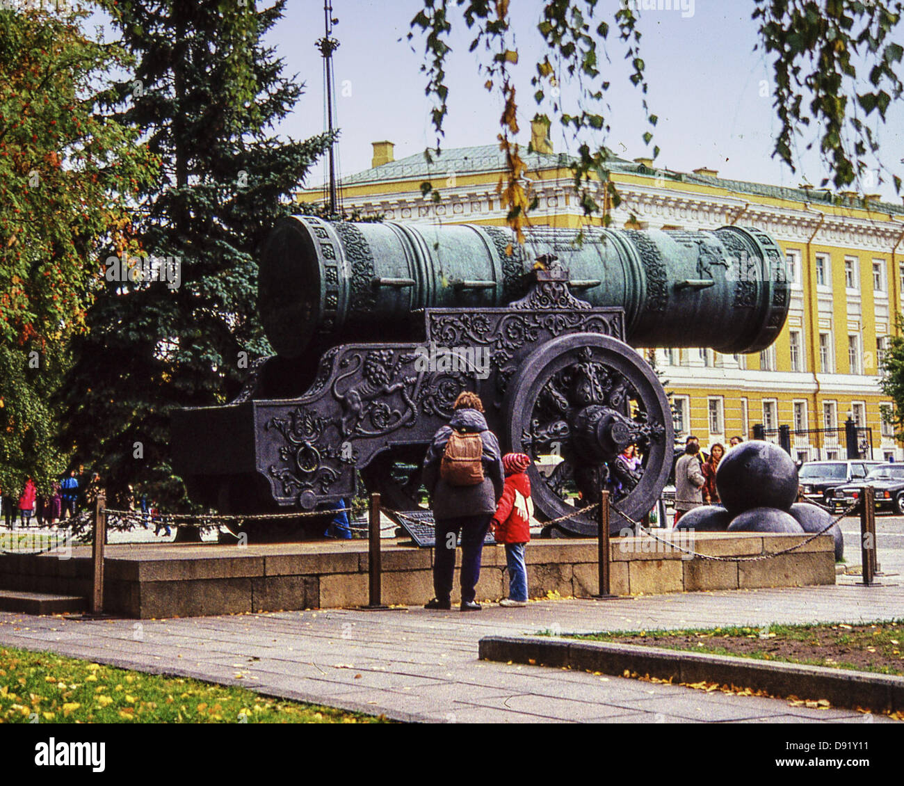 Ottobre 2, 1992 - Mosca, RU - il Tsar Cannon, sul display i motivi del Cremlino di Mosca, è stato colato in 1586 dal maestro russo ruota in bronzo Andrey Chokhov dell'ordine dello zar Feodor Ioannovich. 9.5Â ft (5,94 m.) di lunghezza e pesa 39 tonnellate (35,380 kg) è soprattutto simbolico e non è mai stata utilizzata in una guerra, ma reca tracce di almeno uno sparo. Si tratta di una grande attrazione turistica e si trova appena passato il Cremlino Armory, rivolto verso il Cremlino senato. (Credito Immagine: © Arnold Drapkin/ZUMAPRESS.com) Foto Stock