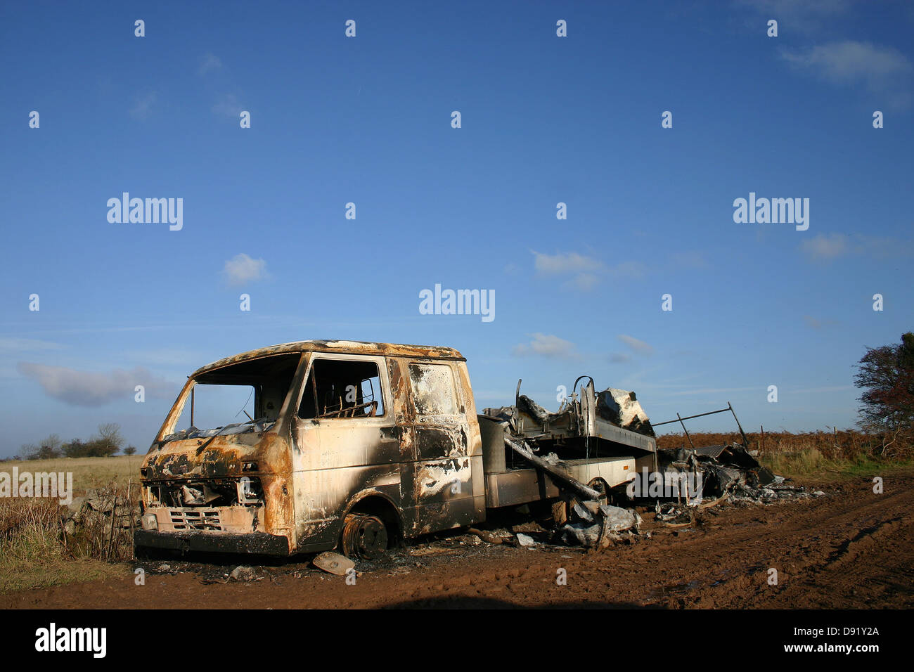 I resti di un bruciata carrello su un territorio rurale back road, il carrello era stato convertito in un camper. Dicembre 2004 Foto Stock