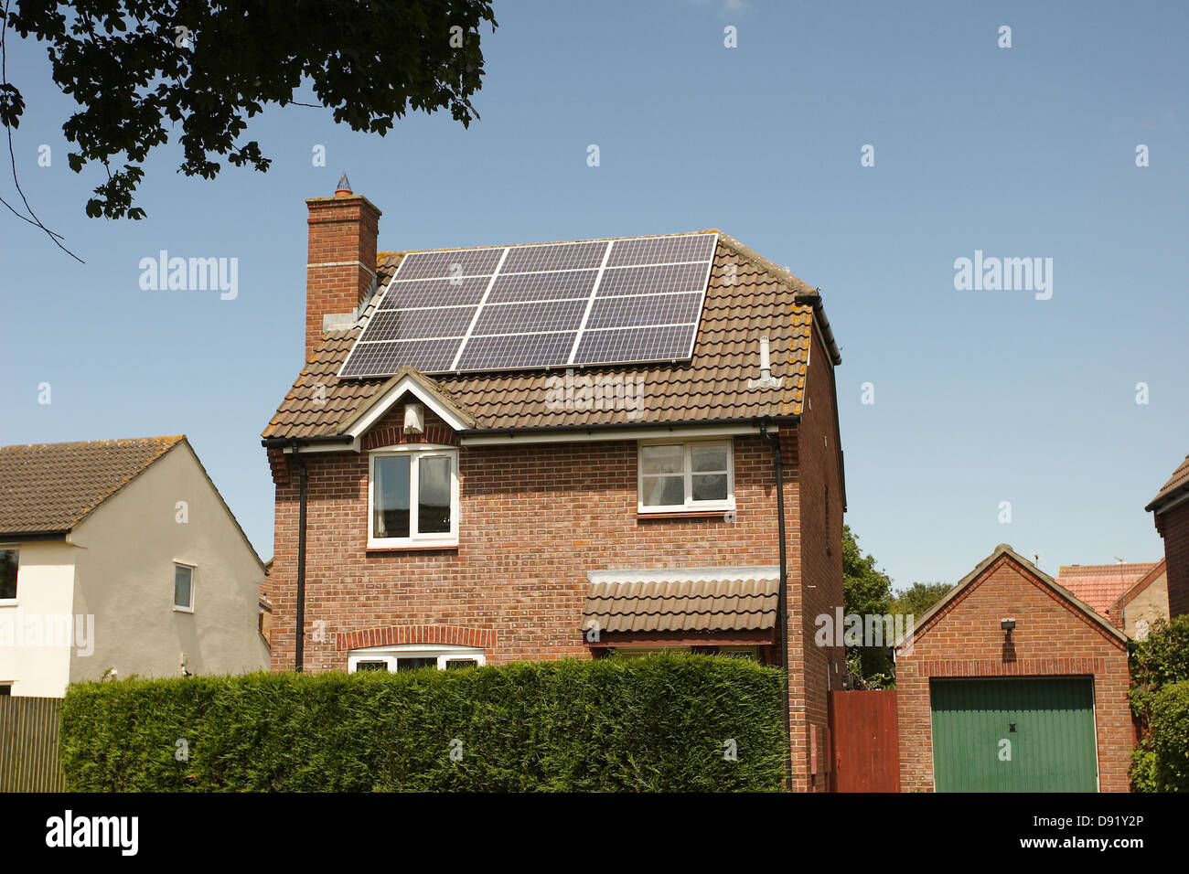 Energia solare casa su una luminosa giornata di sole, Giugno 2012 Foto Stock