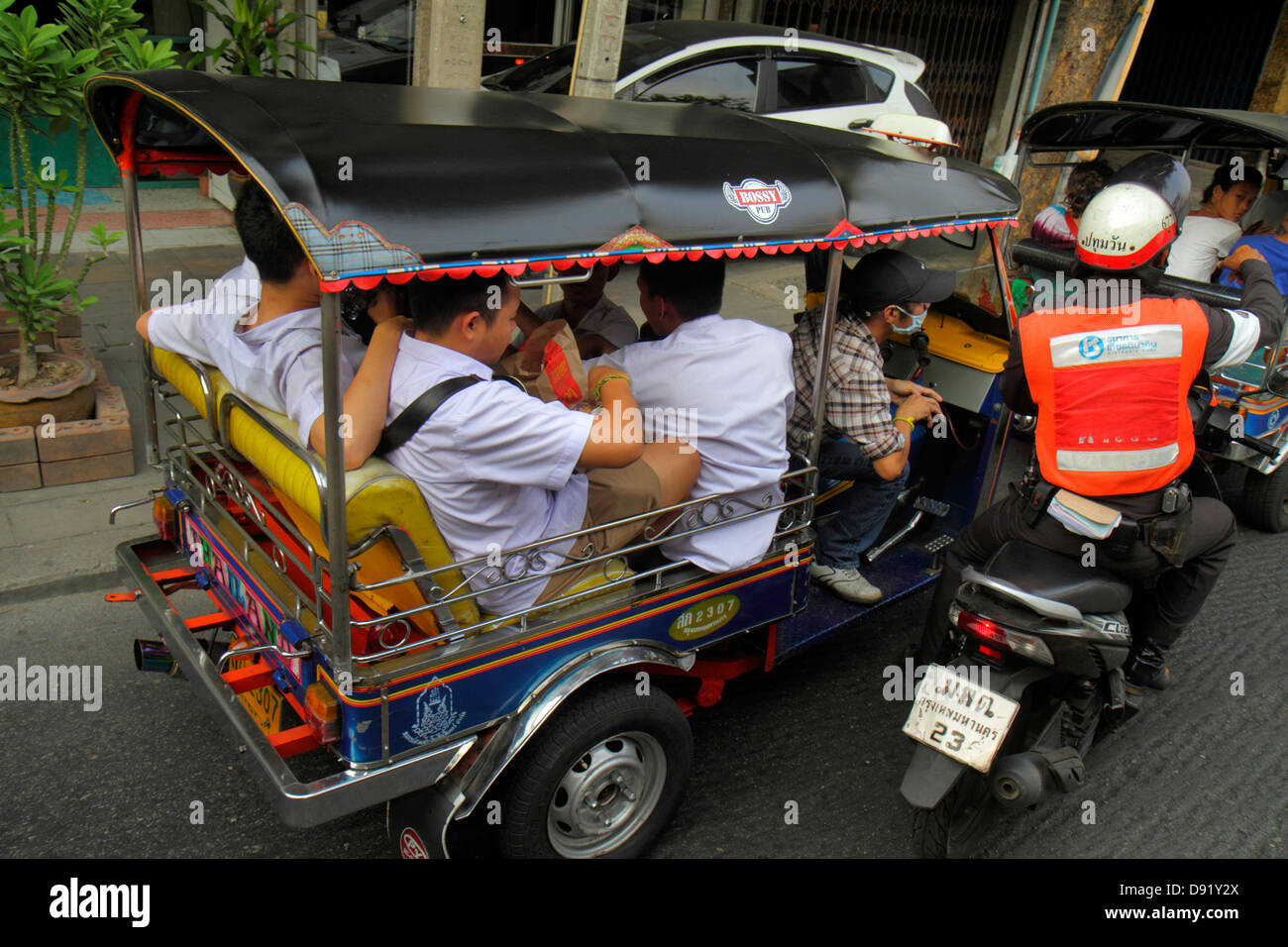 Bangkok Thailandia, Thai, Pathum WAN, Rama 1 strada, taxi, auto rickshaw, tuk-tuk, sam-lor, poliziotto, moto moto moto, visitatori viaggio tour touris Foto Stock