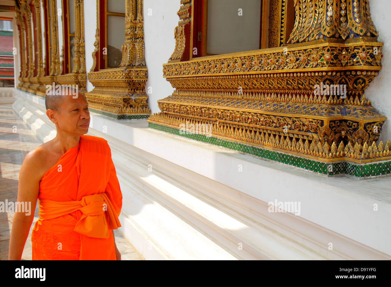 Bangkok Thailandia, Thai, Pom Prap Sattru Phai, Wat Saket Ratcha Wora Maha Wihan, tempio buddista, uomo asiatico maschio, monaco, accappatoio, kasaya, Thai130210040 Foto Stock