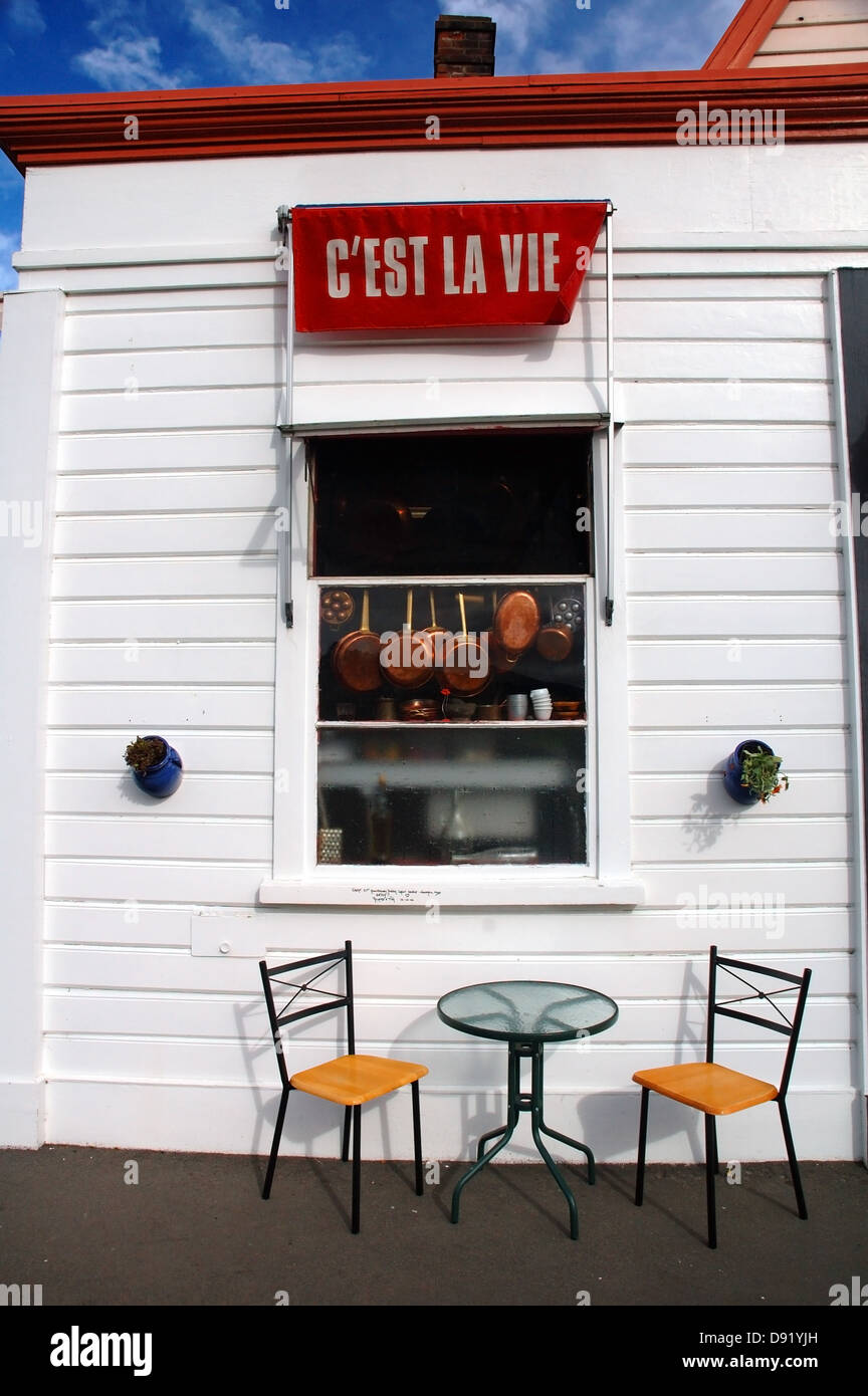 Il ristorante francese c'est la vie con pasti al fresco sulla strada nel centro storico di Akaroa, Penisola di Banks, Nuova Zelanda. N. PR Foto Stock