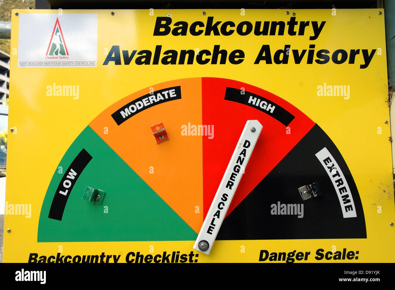 Backcountry avalanche segno consultivo ad alto rischio, montagna della Nuova Zelanda Consiglio di sicurezza, Aoraki Mt Cook National Park, Nuova Zelanda Foto Stock