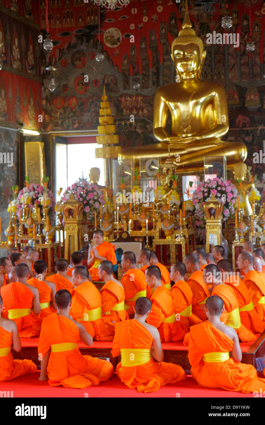 Bangkok Thailandia, Thai, Pom Prap Sattru Phai, Wat Saket Ratcha Wora Maha Wihan, tempio buddista, santuario, interno, oro, Buddha, uomo asiatico maschio, monaco Foto Stock