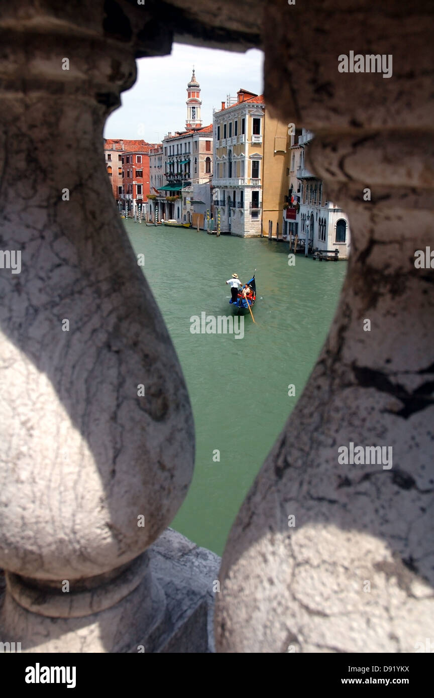 Gondola sul Canal Grande intravisto attraverso la balaustra del Ponte di Rialto, Venezia, Italia Foto Stock