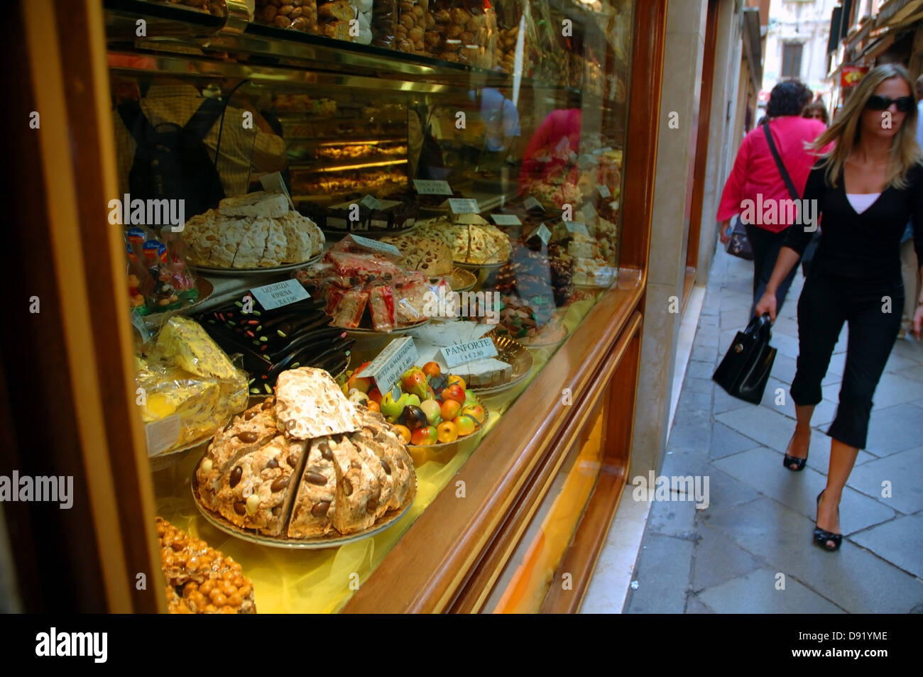 Persone che camminano nella finestra del passato di dolci e pasticceria a Venezia, Italia. No signor o PR Foto Stock