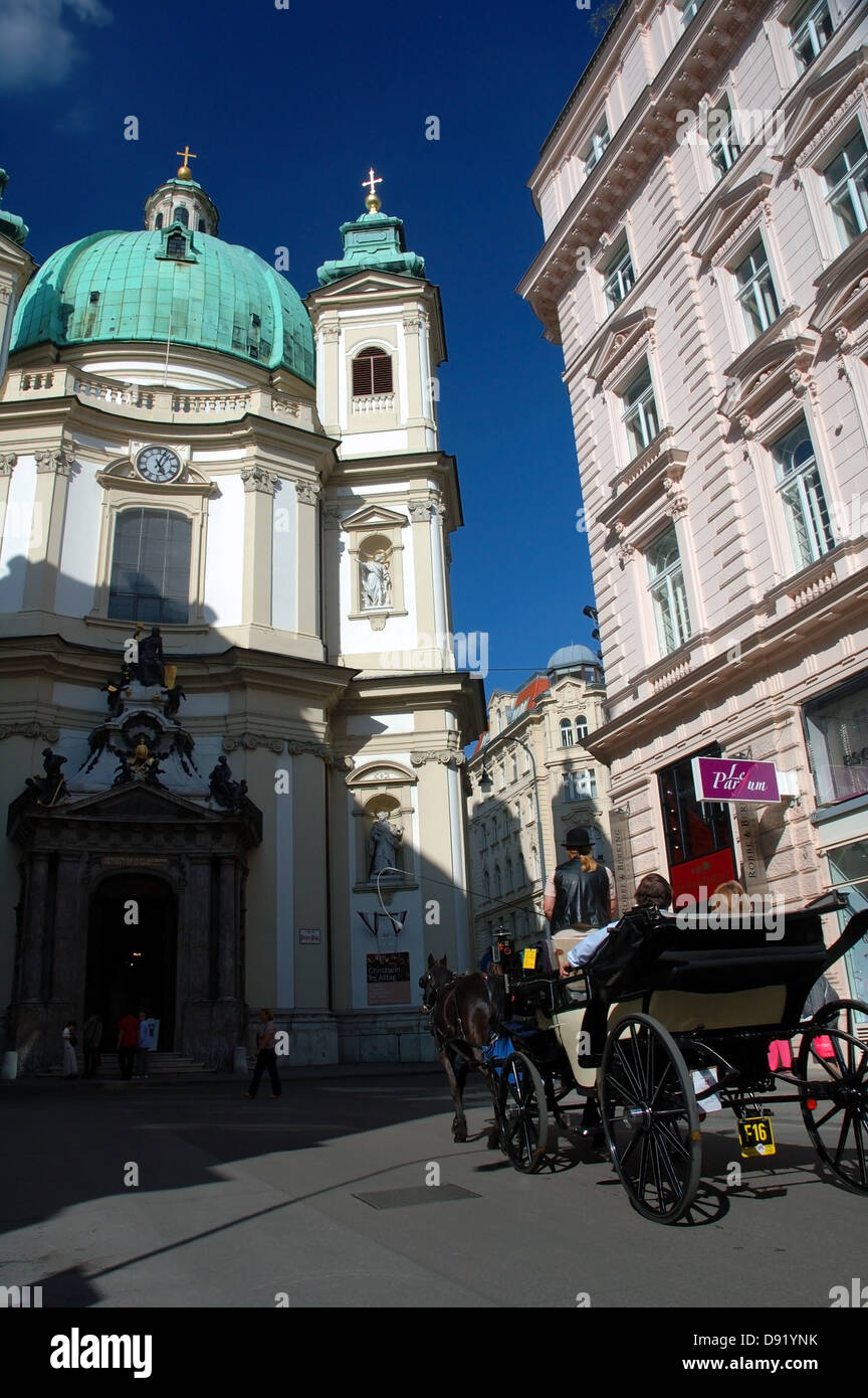 I turisti in fiacre o Fiaker (carrozza trainata da cavalli) di vedere alcune delle attrazioni della storica nel primo distretto di Vienna, Austria Foto Stock