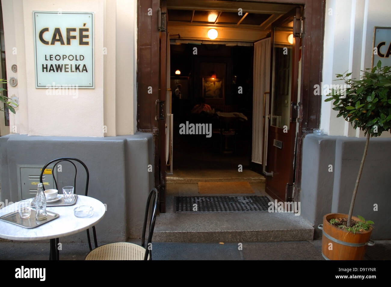 Porta e dim interno del famoso Cafe Hawelka, nel primo distretto di Vienna, Austria. N. PR Foto Stock