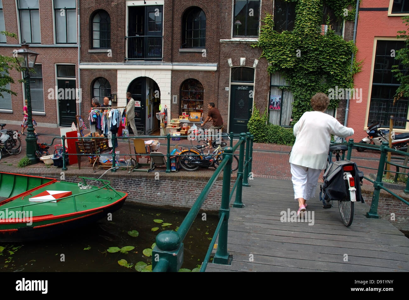 Spazzatura negozio lungo il canal, Leiden, Paesi Bassi Foto Stock