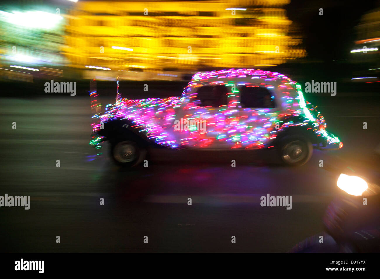 Bangkok Thailandia, Thai, Phra Nakhon, Ratchadamnoen Avenue, notte sera, auto, auto, auto, veicolo, in movimento, luci colorate, Thai130210112 Foto Stock