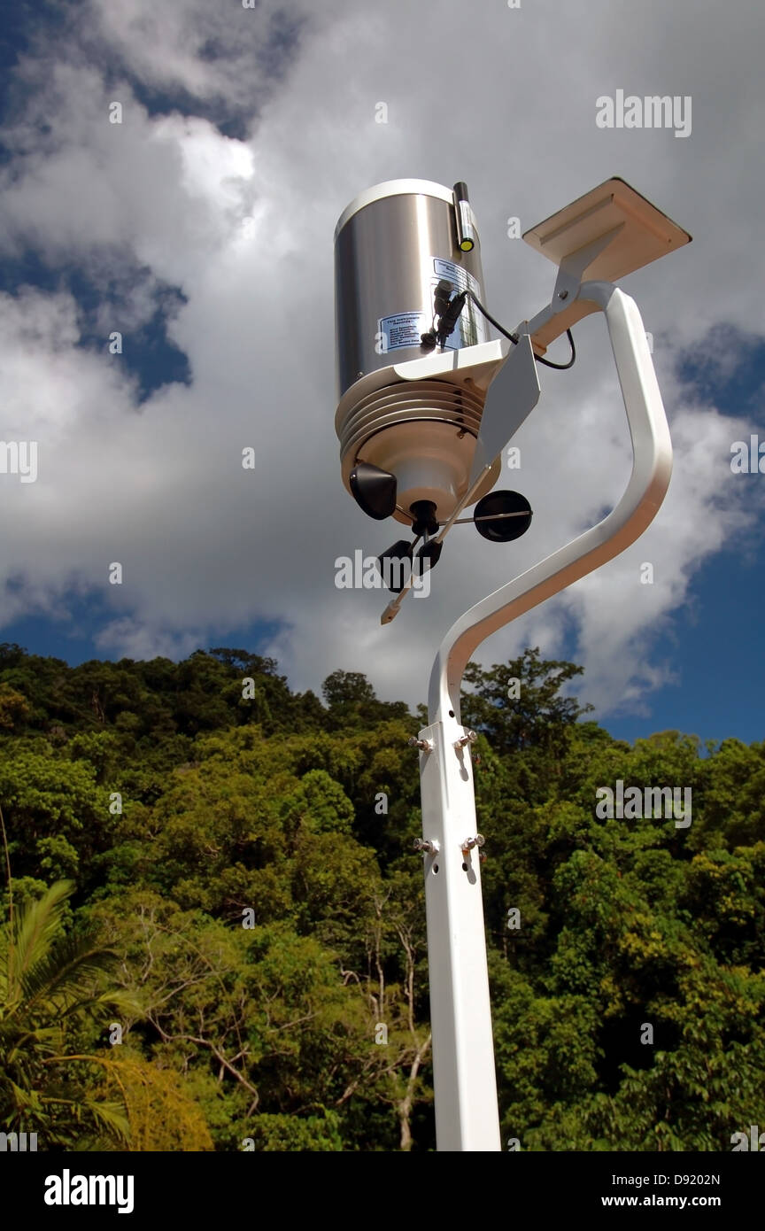 Apparecchiature scientifiche di monitoraggio dati climatologici nella foresta pluviale del Parco Nazionale Daintree, Queensland, Australia Foto Stock