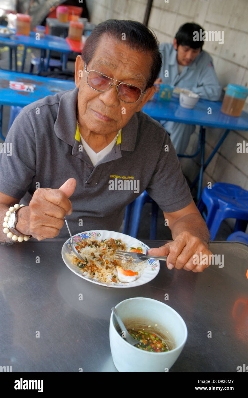 Bangkok Thailandia,Thai,Pathum WAN,Soi Kasemsan 1,Rama 1 Road,Street food,venditore venditori venditori venditori venditori venditori,bancarelle stand commercianti mercato, s Foto Stock